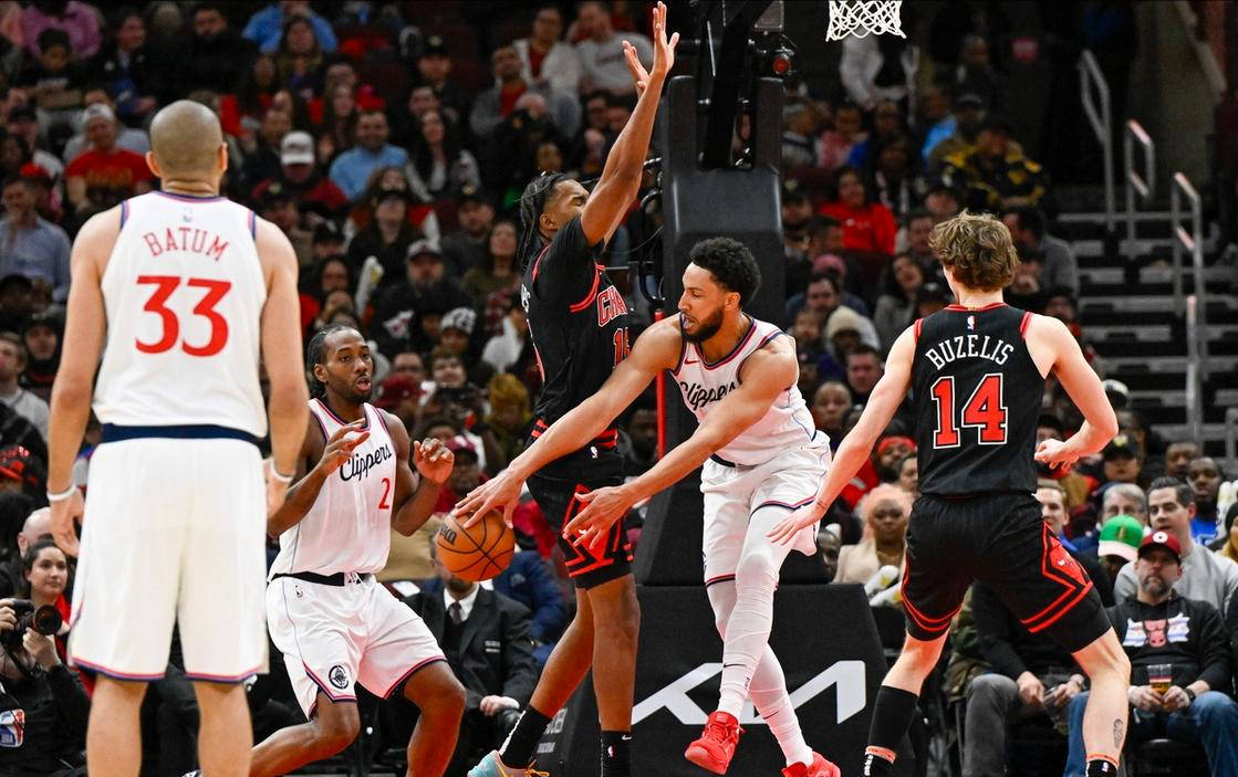 西蒙斯险胜关键时刻神级表现，三连败关键表现点燃全场！的简单介绍